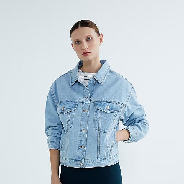 Imagen principal - Chaqueta vaquera oversize de Hipercor (13,50 euros).