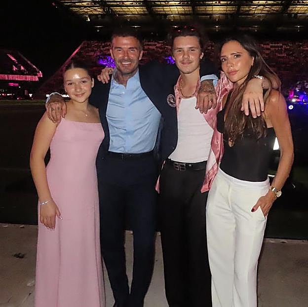 Harper Seven, David Beckahm, Cruz y Victoria abrazados.