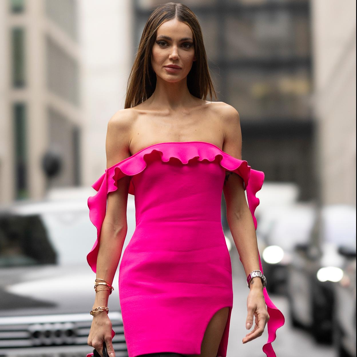 Un look con vestido rosa.