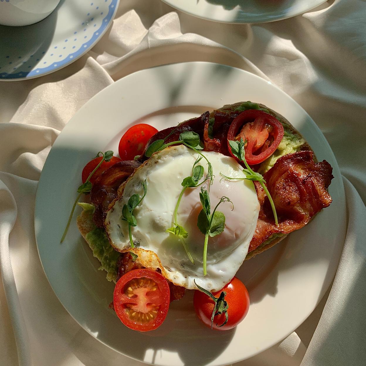 Desayuno saludable con tostada de huevo a la plancha