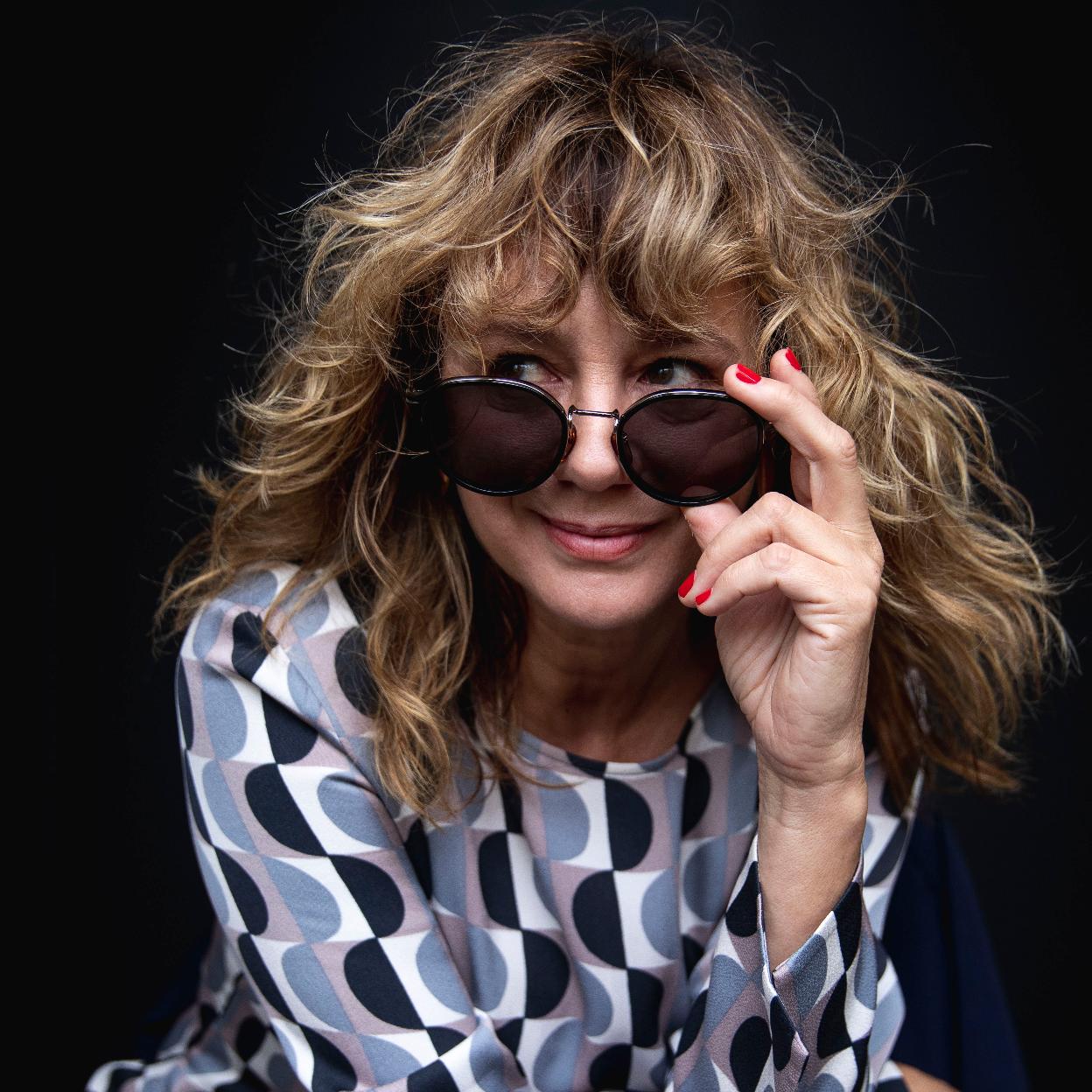 La actriz Emma Suárez posando