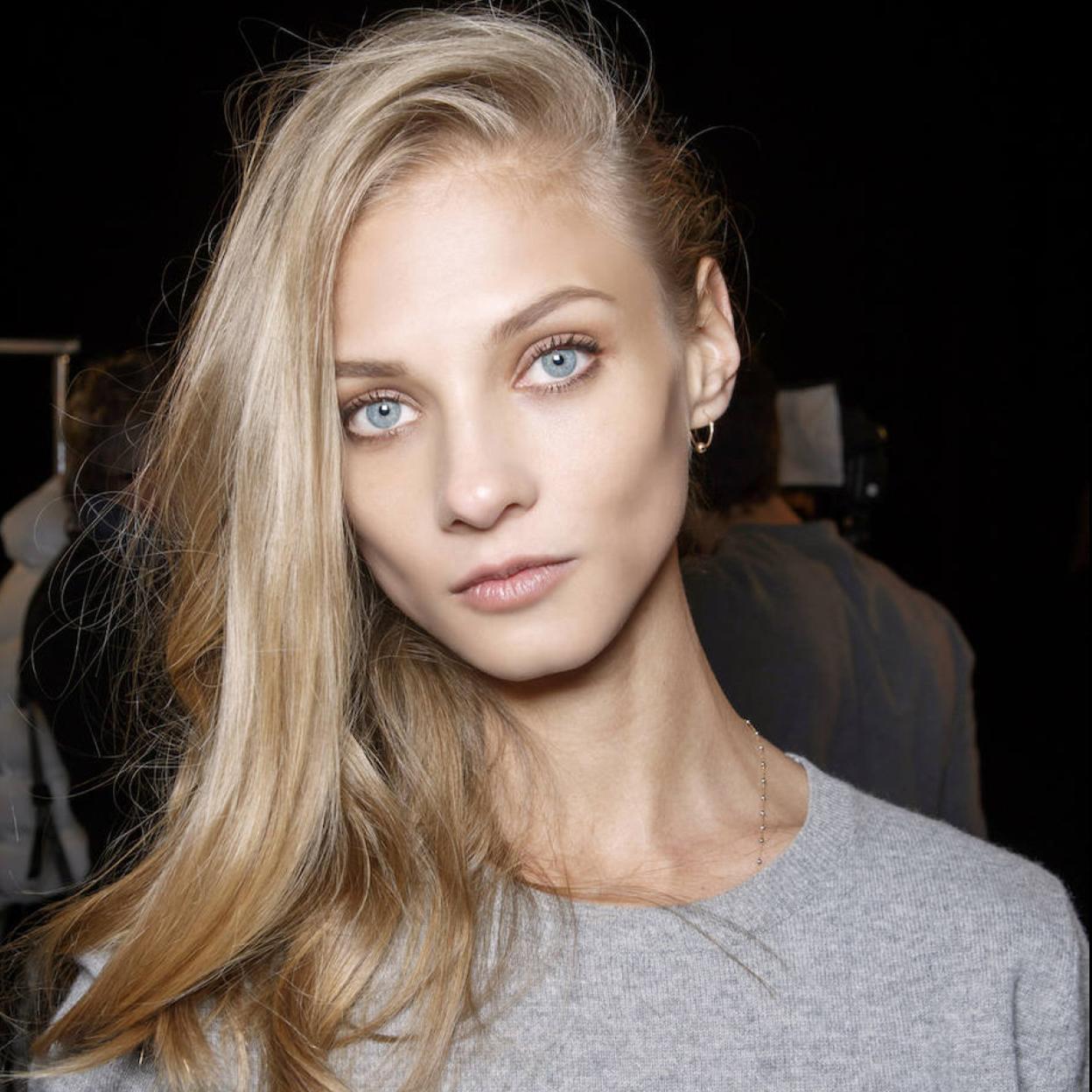 Modelo con ojeras oscuras