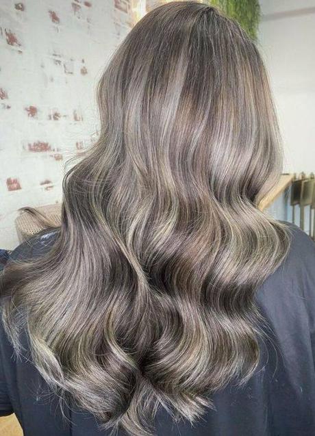 Imagen - Mujer con pelo con mechas blended grey