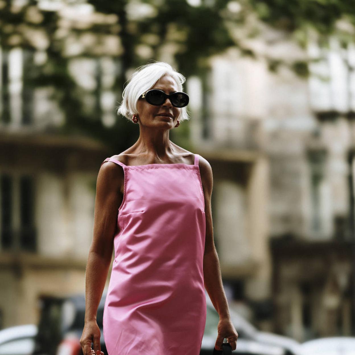 Influencer con pelo canoso