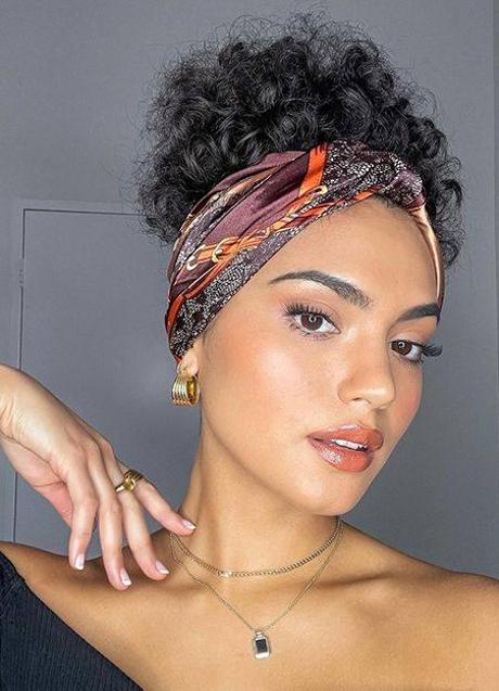 Imagen - Peinado para pelo corto rizado con pañuelo