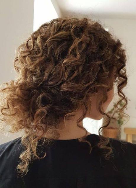 Imagen - Peinado para pelo corto rizado con moño