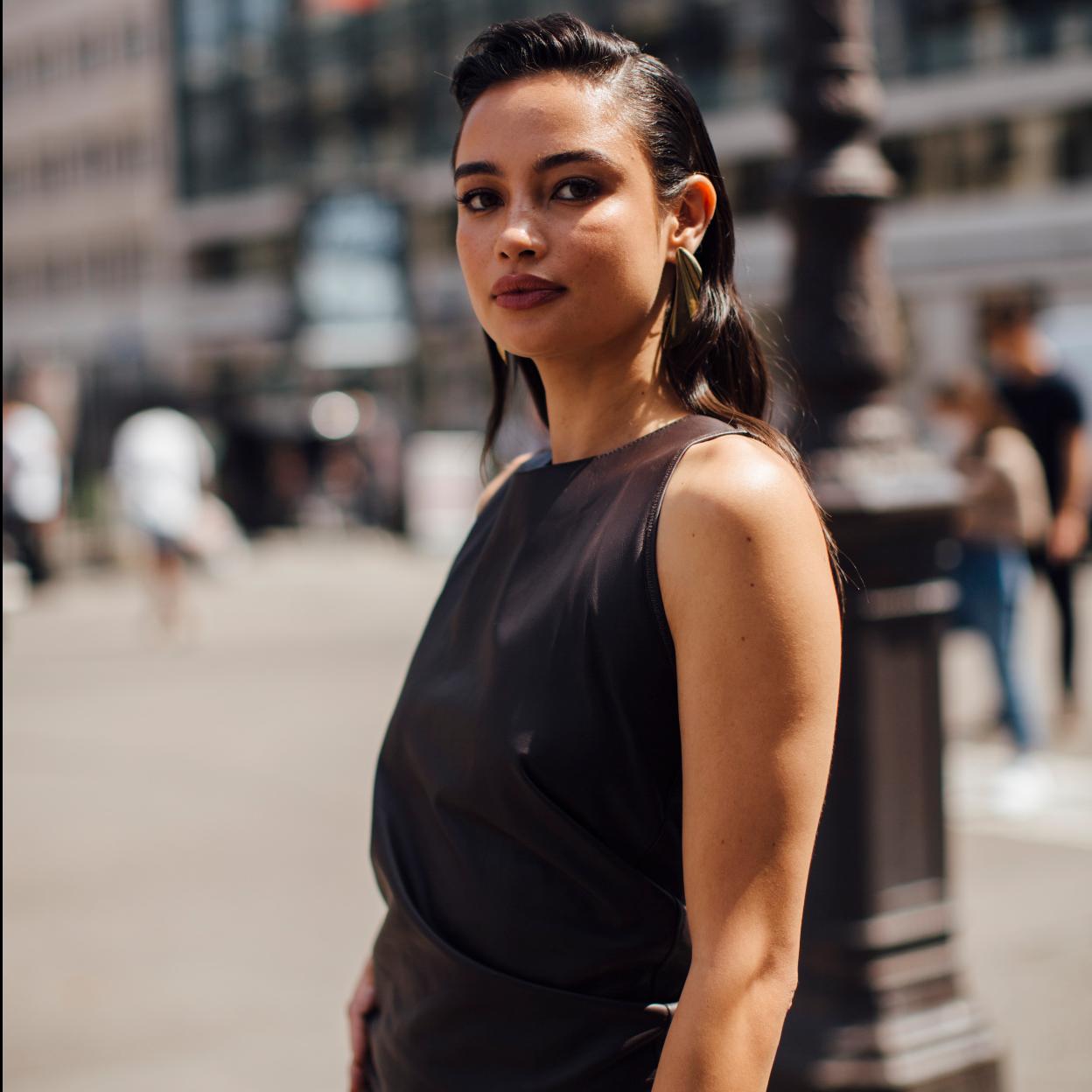 Una mujer con la piel cuidado con protección solar.