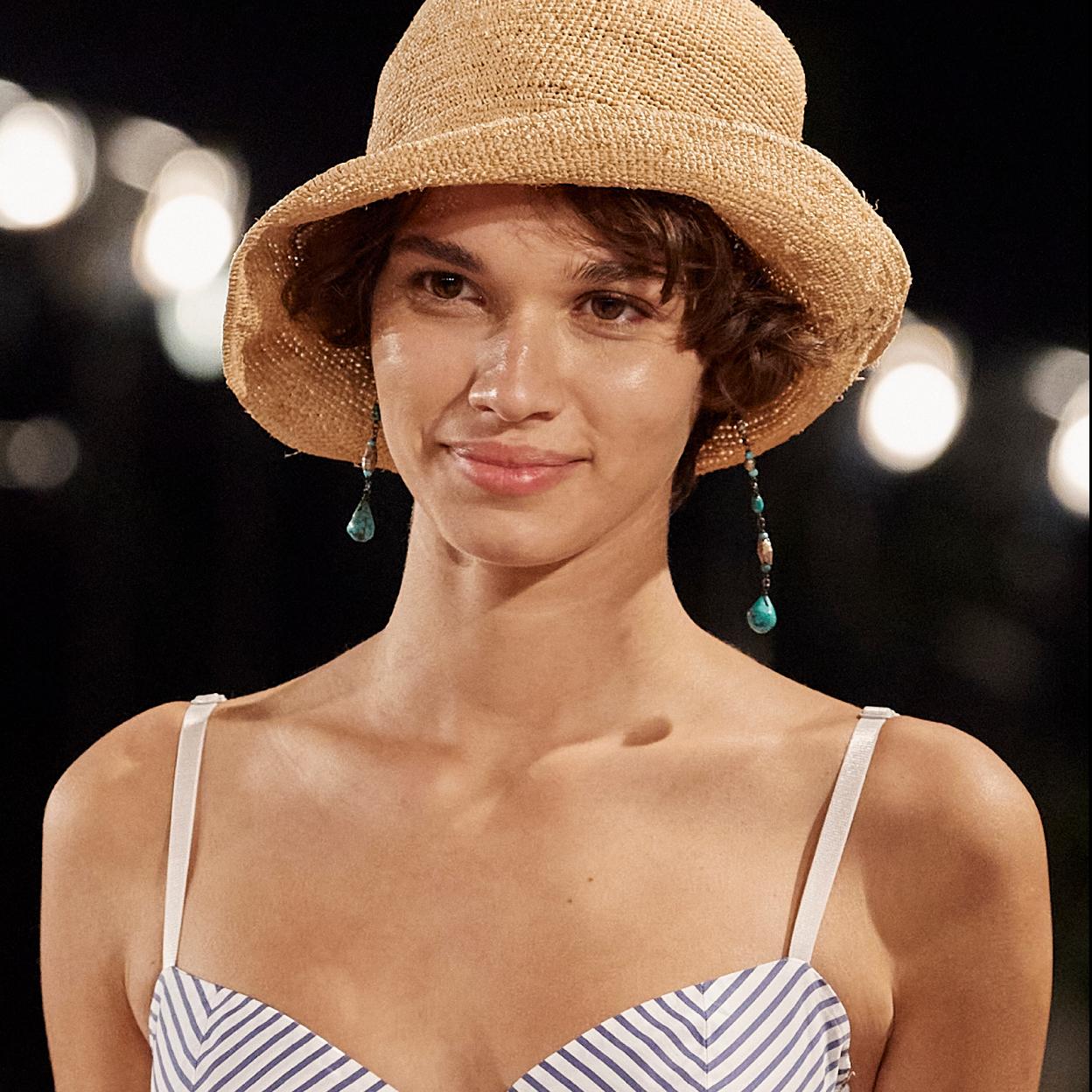 Una mujer sin manchas en el rostro.