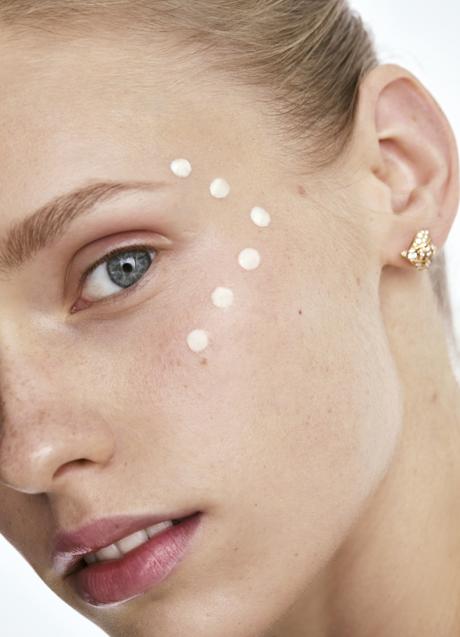 Imagen - En la foto, detalles del contorno de ojos de Shiseido Ultimune Eye Power Infusing Eye Concentrate. Pendientes: Chaumet. 