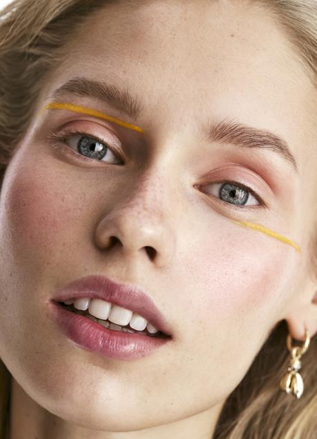 Imagen - La modelo lleva el dúo de sérums Bio-Performance Skin Filler y el delineador MicroLiner Ink, todo de Shiseido. Los pendientes son de Cartier.