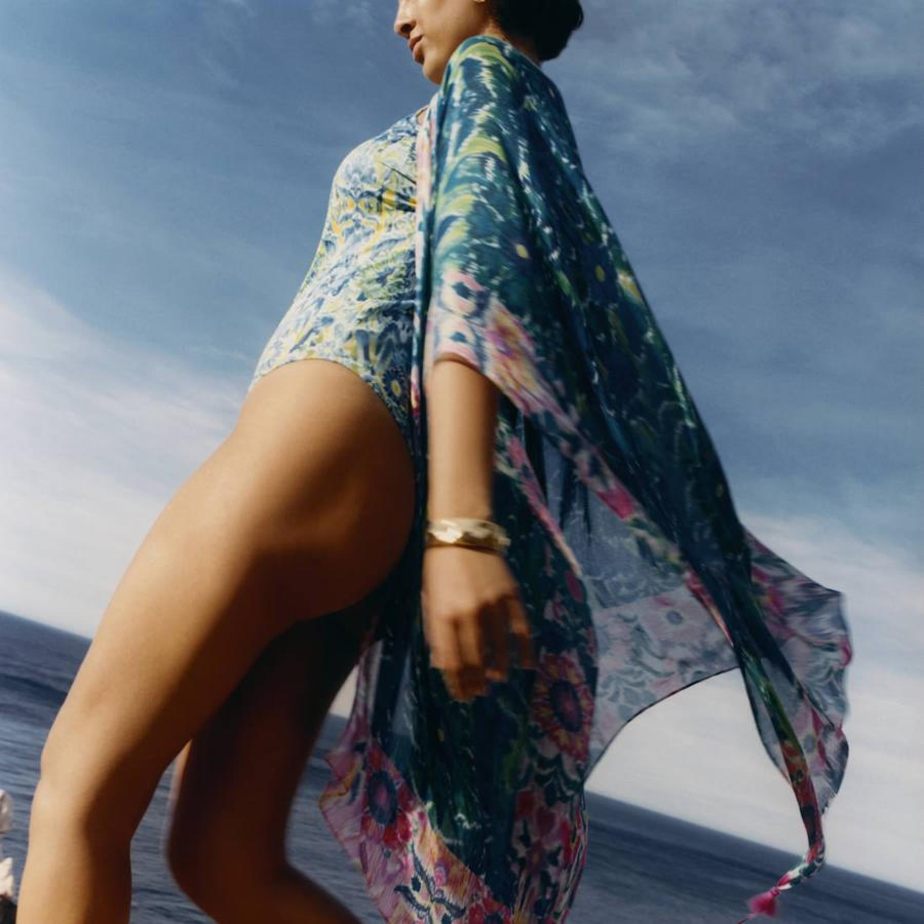 Pensada en Deià: así es la colección de Kurt Geiger con Matthew Williamson