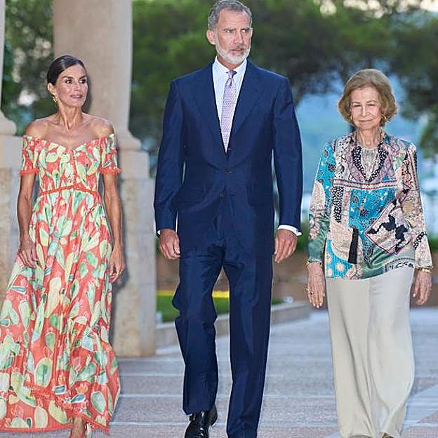 Doña Sofía junto a su hijo, el rey Felipe, y la reina Letizia. 