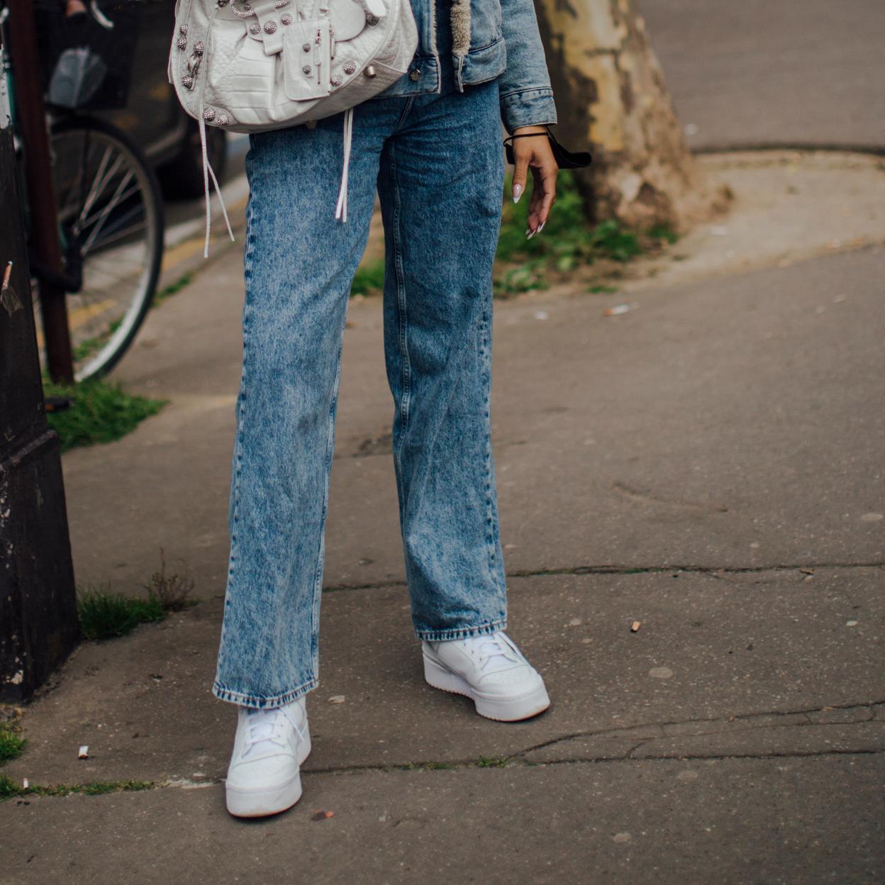 Una mujer con zapatillas deportivas.