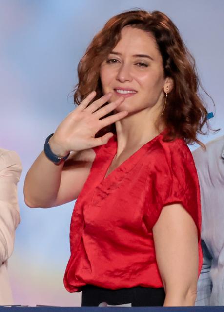 Imagen - Isabel Díaz Ayuso saludando con una blusa roja de Lefties. / GTRES