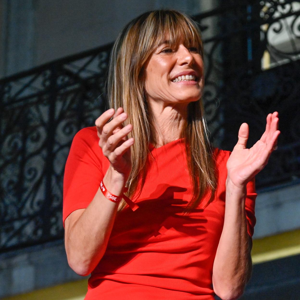 Begoña Gómez con un vestido rojo.
