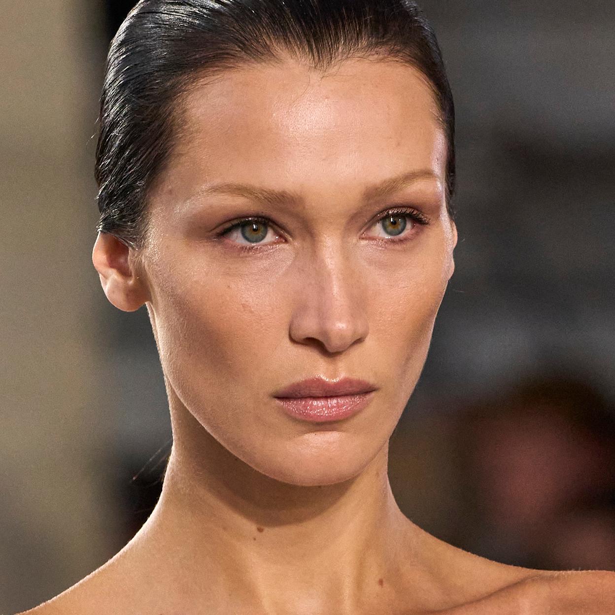 Bella Hadid con un contorno de ojos liso e hidratado.