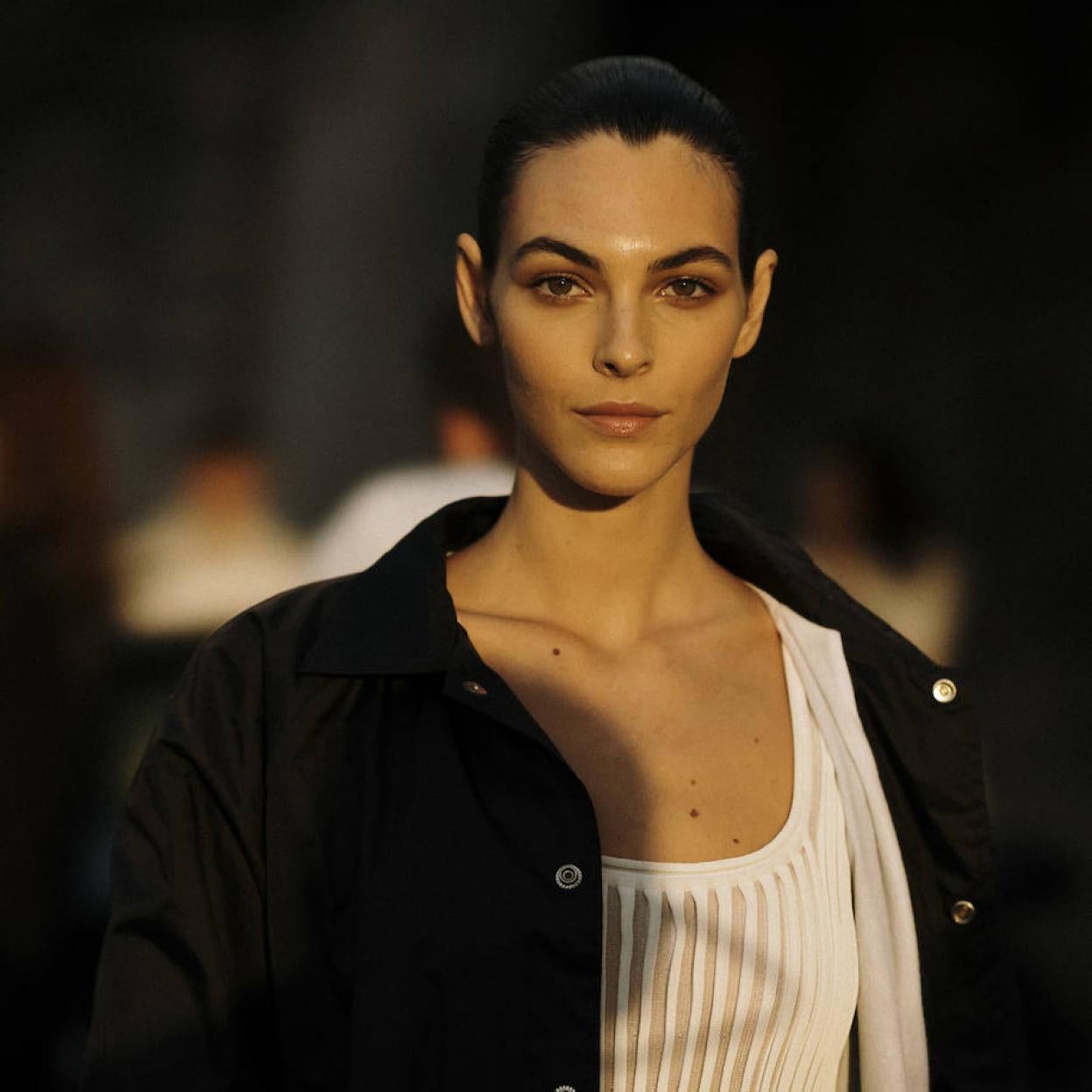 Modelo con piel expuesta al sol