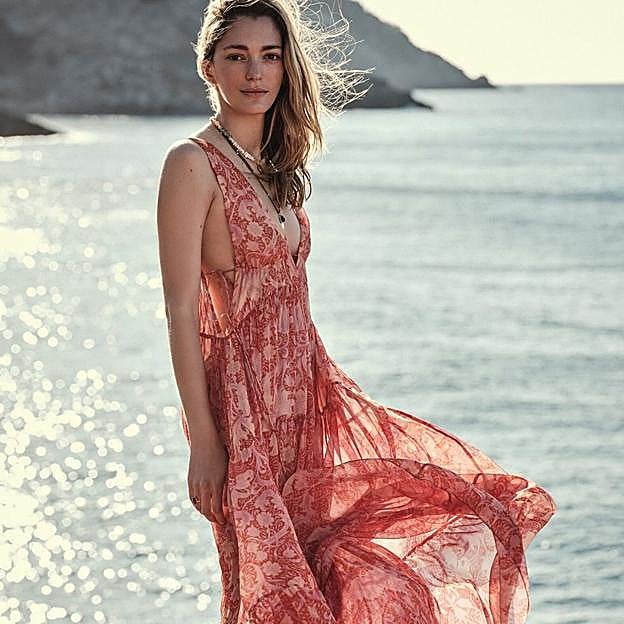 Las novedades de la semana de Mango: vestidos estampados, bolsos todoterreno y muchas prendas que adelantan la nueva temporada