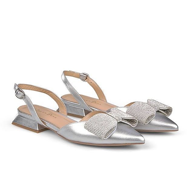 Imagen principal - Los zapatos plateados de Alma en Pena, Pretty Ballerinas y Lodi.