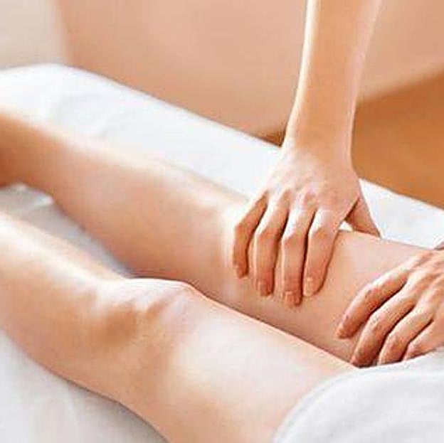 Profesional realizando tratamiento de masaje para la celulitis de las rodillas