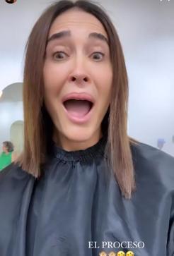 Imagen secundaria 2 - Vicky Martín Berrocal cortándose el pelo.