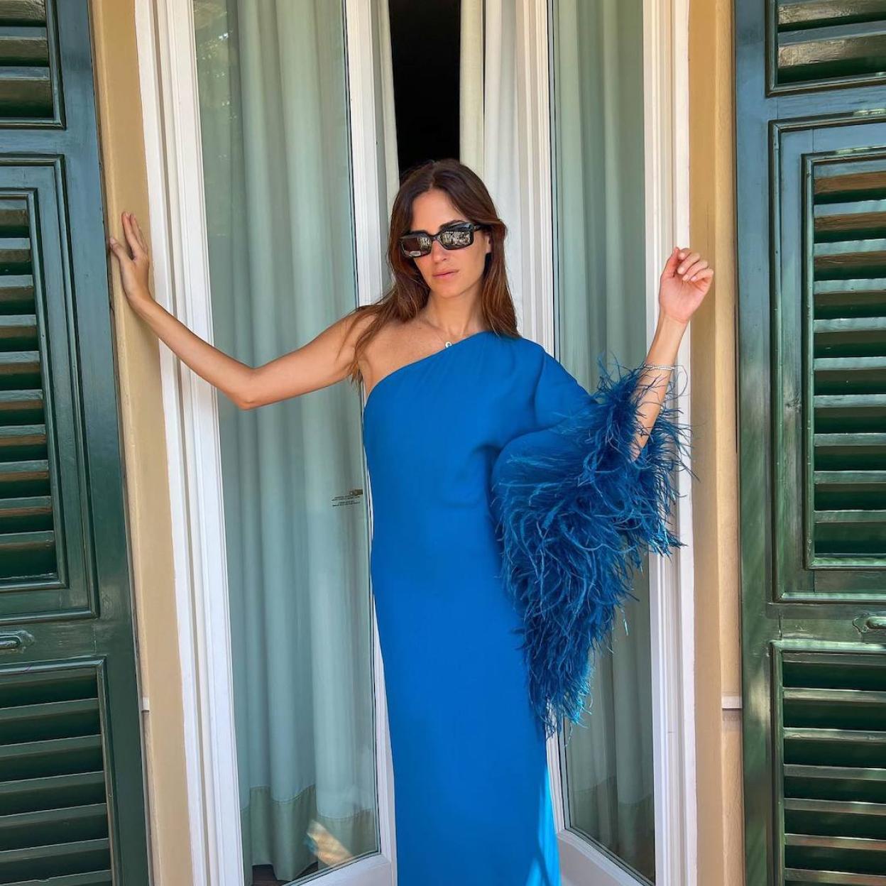 La influencer lleva un vestido asimétrico para look de invitada de Mango