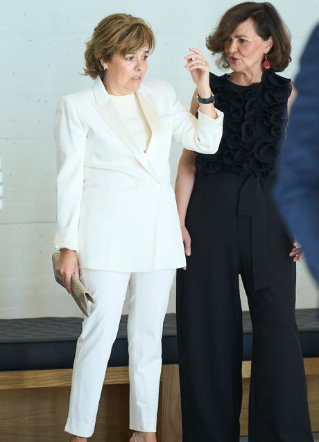 Imagen - Soraya Sáenz de Santamaría y Carmen Calvo, ambas ex vicepresidentas del gobierno, charlaron animadamente durante la inauguración de la Galería de las Colecciones Reales. (FOTO: LIMITED PICTURES)