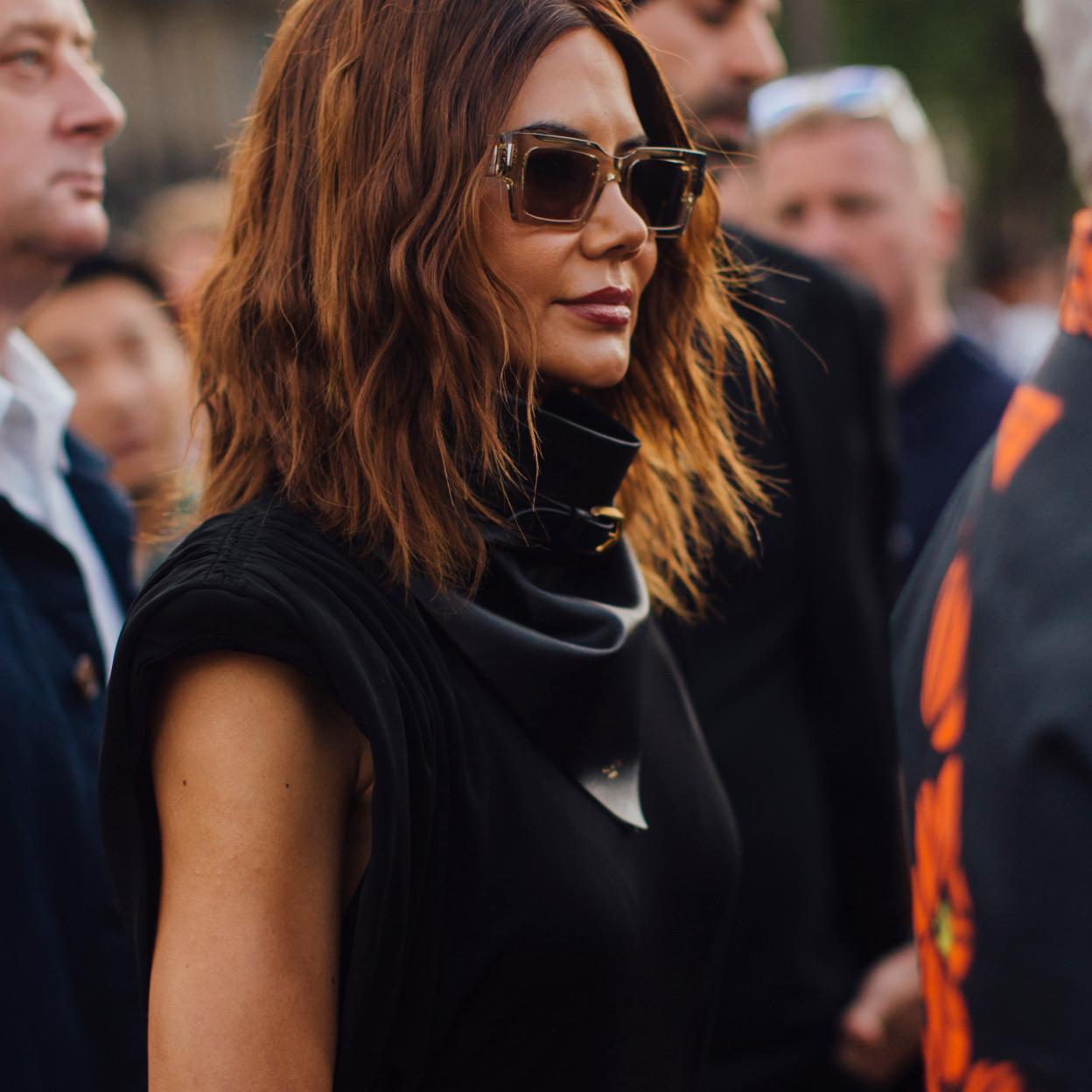 Una mujer con el pelo cuidado después de usar un perfume capilar.