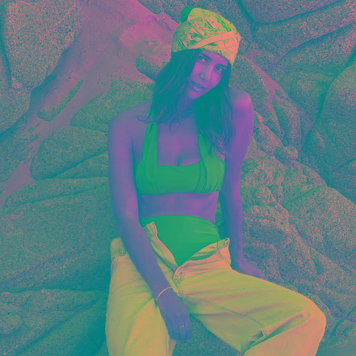 Una modelo con bikini azul.