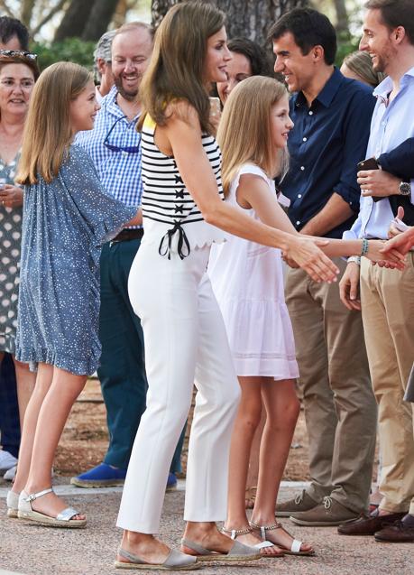 Imagen - La reina Letizia con menorquinas. / LIMITED PICTURES