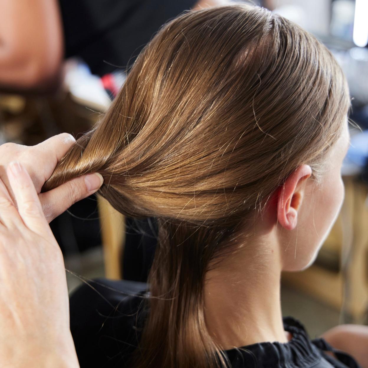 Una mujer con cabello con coloración.