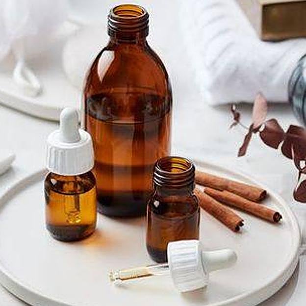 Frascos con aceite esencial de canela