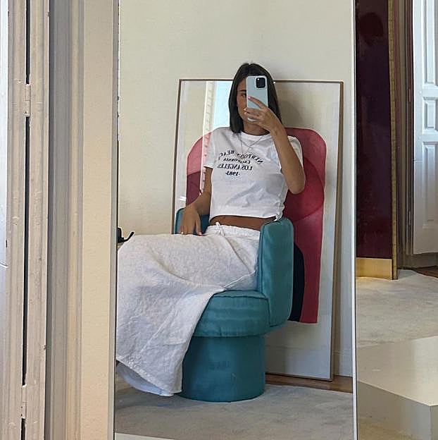 María Pombo con la falda de lino blanca.