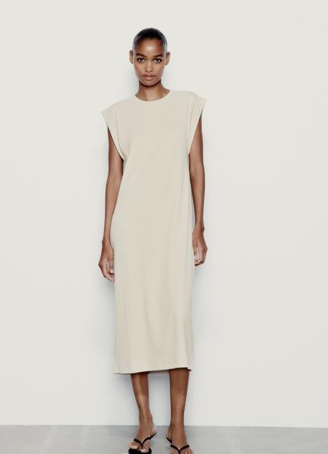 Imagen - Vestido midi en beige con hombreras de Zara. Foto: Zara.