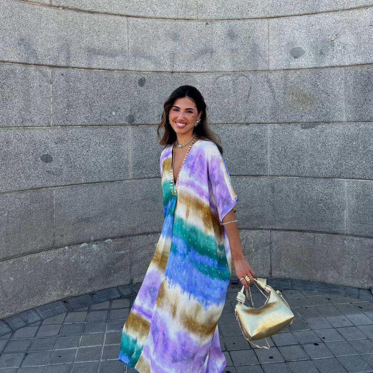 La influencer lleva un vestido tie dye