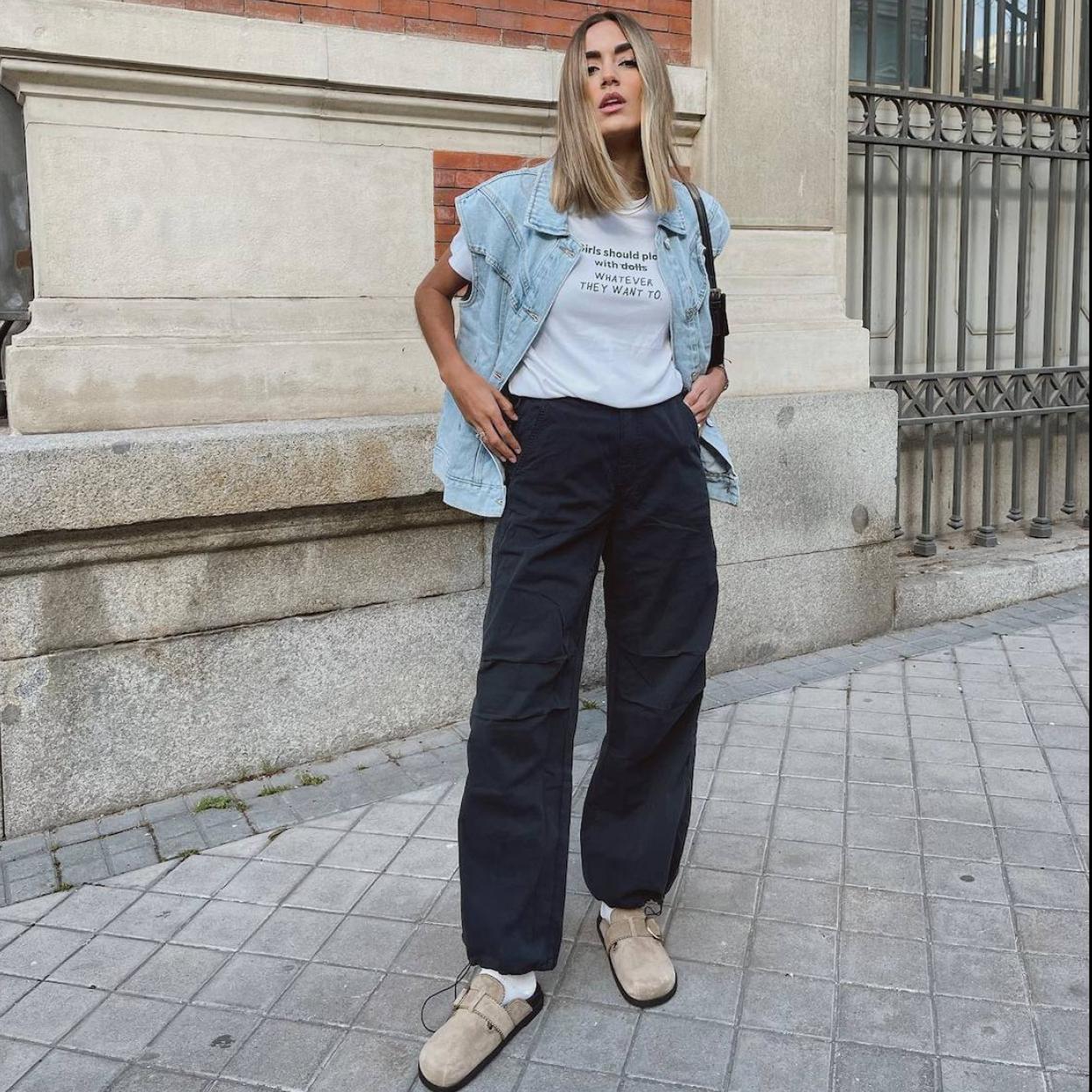 La influencer lleva un look con zuecos