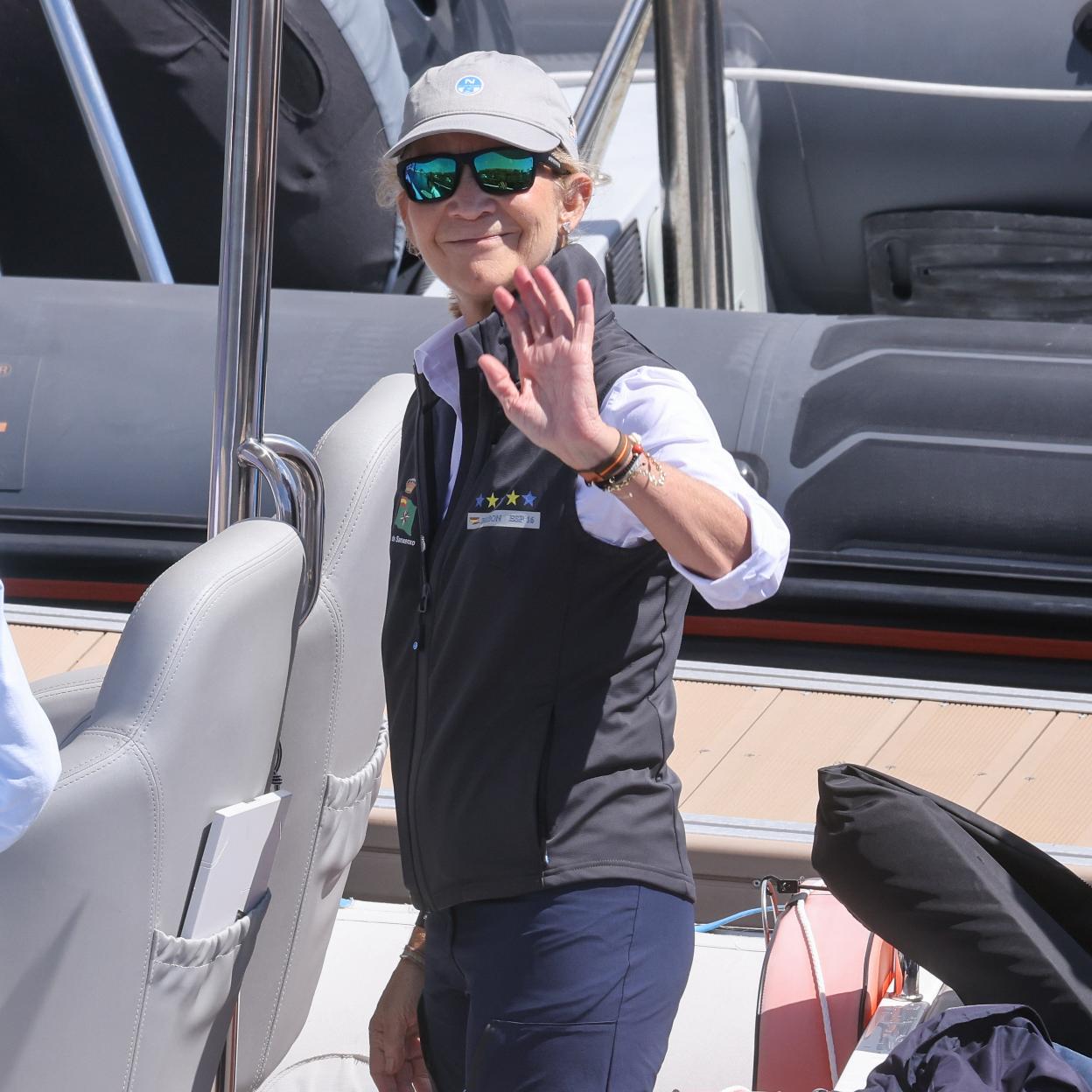 Elena demuestra en Sanxenxo que es el mejor apoyo del rey Juan Carlos