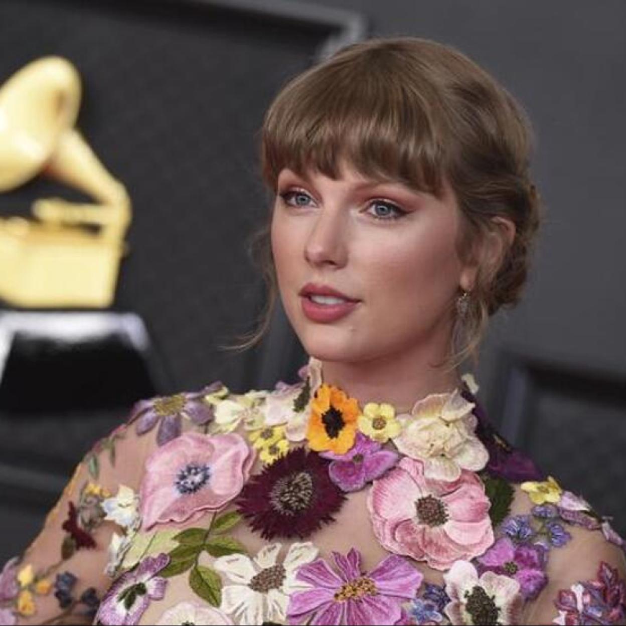 Taylor Swift tiene un estilo único donde la sofisticación y la elegancia están siempre presentes. 