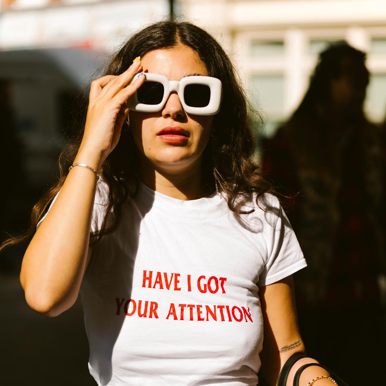 Una mujer con camiseta básica.