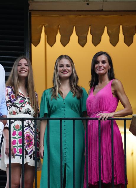 Imagen - Sofía, Leonor y Letizia se asoman al balcón para saludar. / LIMITED PICTURES