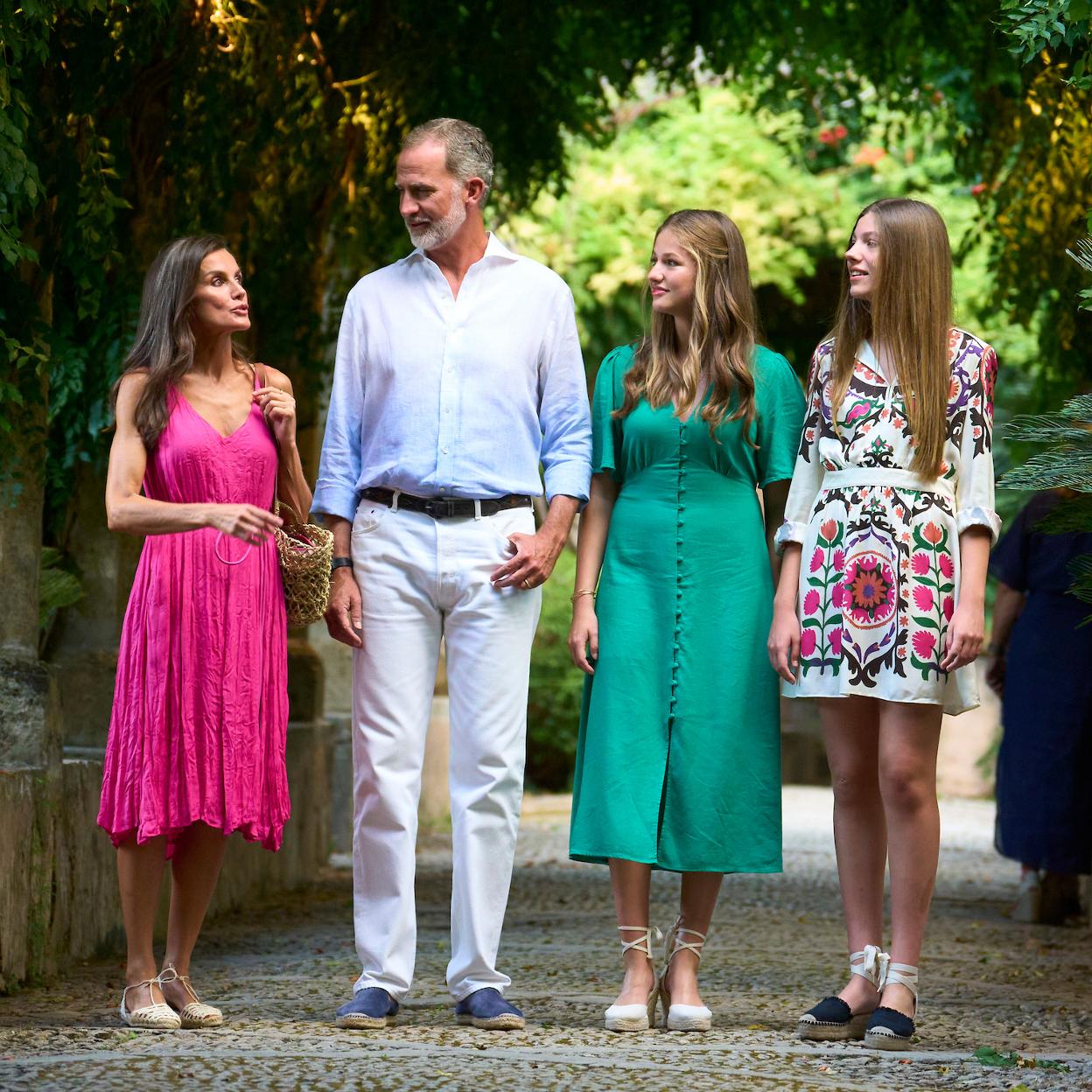 Un momento del paseo por los jardines de Alfabia de la familia real, con la reina Letizia llevando la voz cantante. 