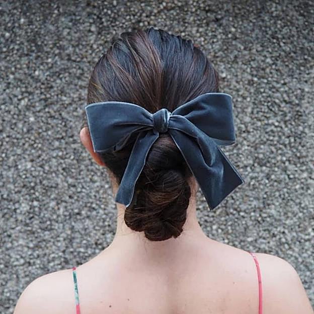 Peinado de moño con accesorio de lazo