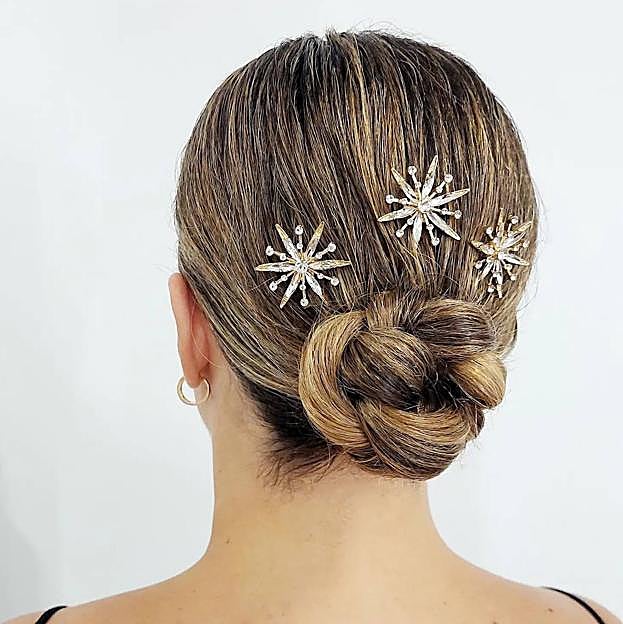 Moño decorado con accesorios de joyas para el pelo