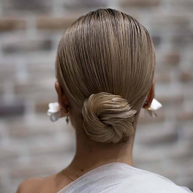 Moño de invitada pulido y elegante