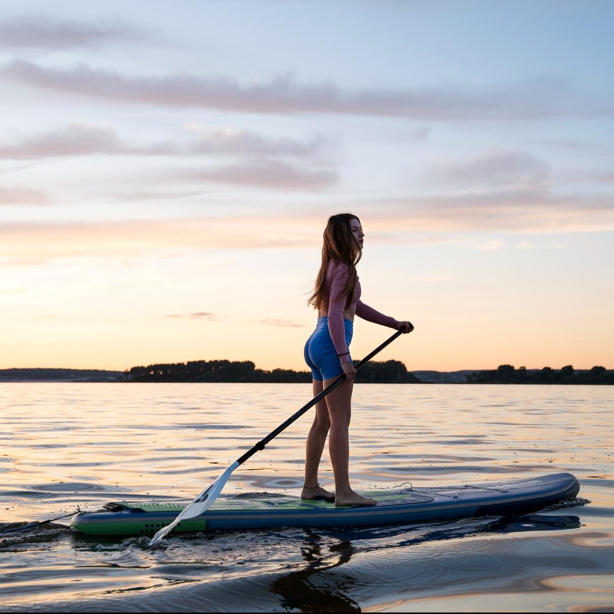 Mujer practicando paddle surf. 
