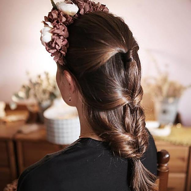 Peinado de trenza para invitadas con diadema