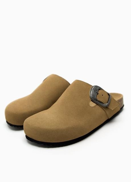 Imagen - Zuecos con hebilla lateral de Zara. Foto: Zara.