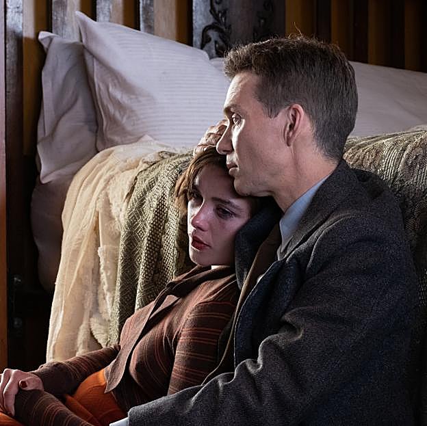 Florence Pugh y Cillian Murohy como Jean Tatlock y Robert Oppenheimer en la película de Nolan.