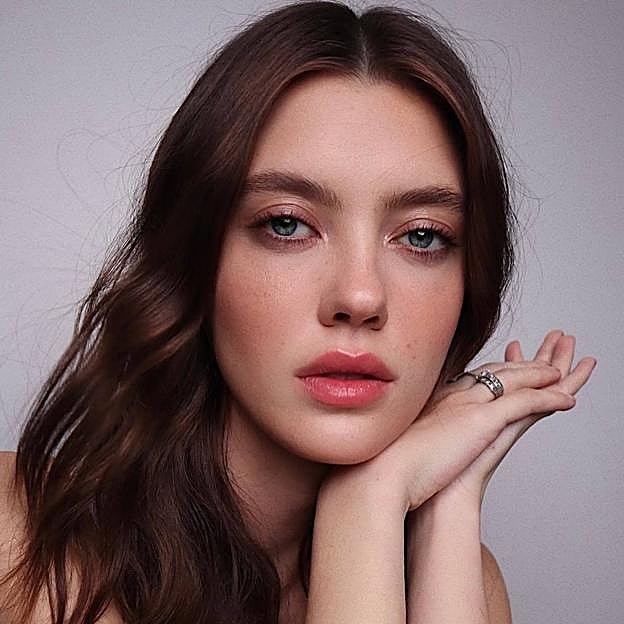 Modelo con maquillaje de ojos natural para agrandar la mirada