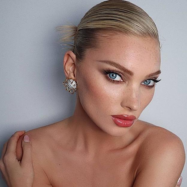 Elsa Hosk con maquillaje de ojos sencillo que levanta el párpado caído